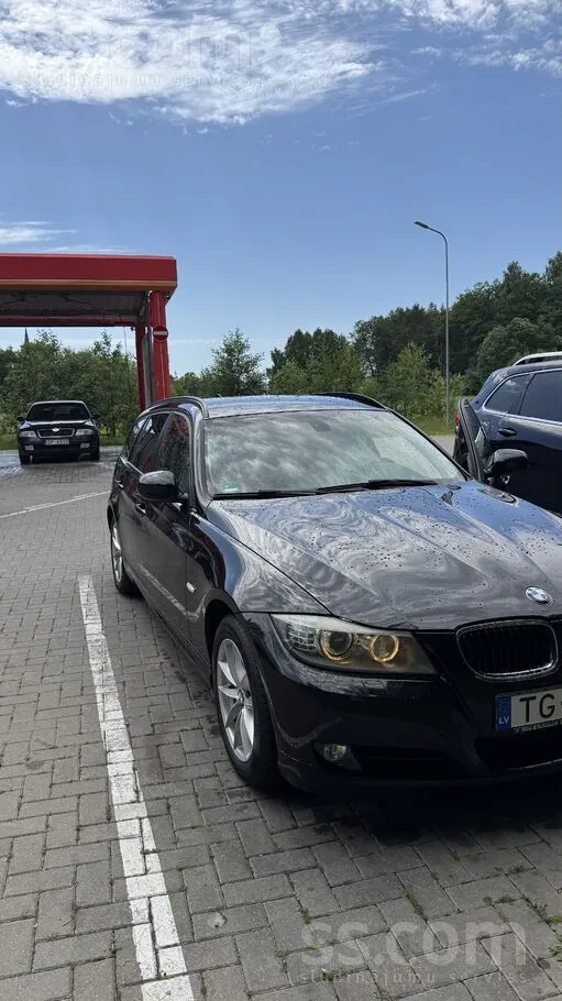 BMW 318 2011 photo 2