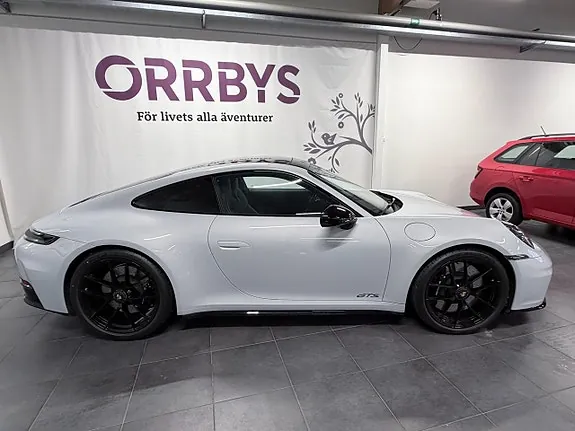 Porsche 911 Carrera 4 Gts 2025 photo 3