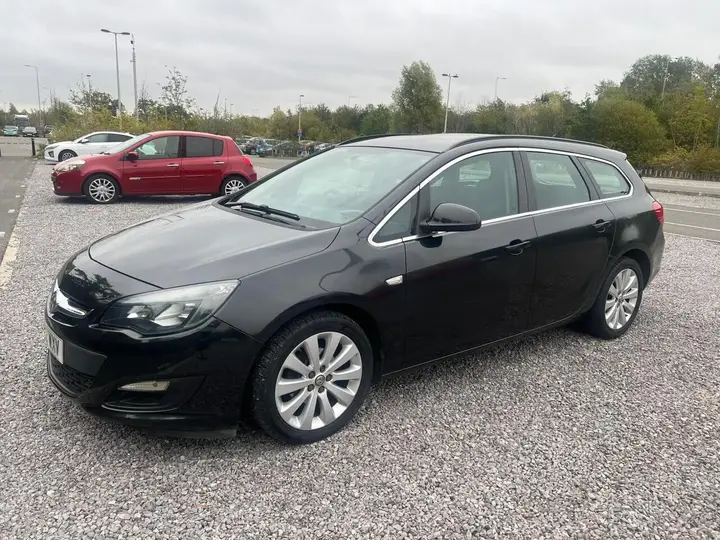 Vauxhall Astra 2013 photo 2