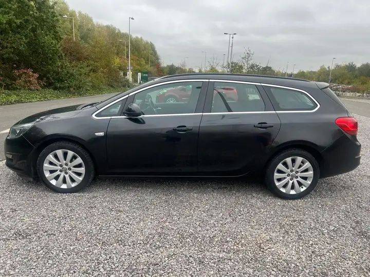 Vauxhall Astra 2013 photo 3