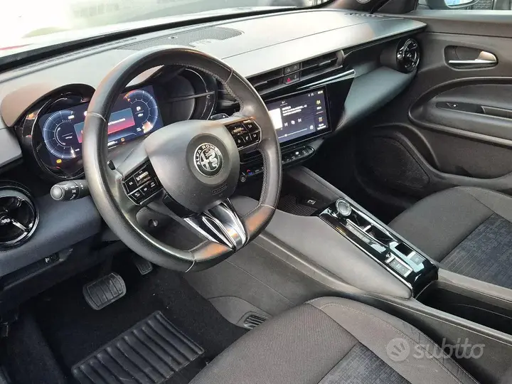 Alfa Romeo Junior 2025 photo 2
