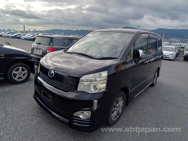 Toyota Voxy 2013 photo 2