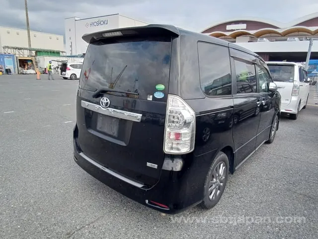 Toyota Voxy 2013 photo 4
