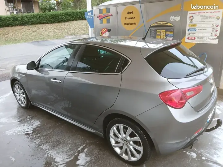 Alfa Romeo Giulietta 2012 photo 2