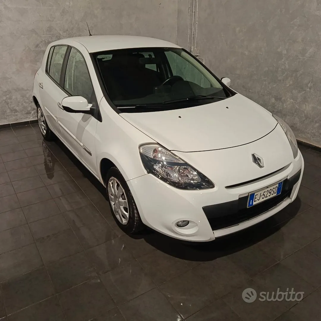 Renault Clio 2011 photo 2