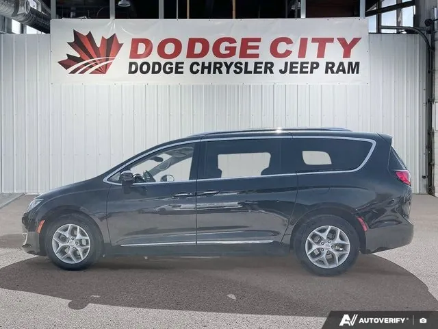 Chrysler Pacifica 2017 photo 2
