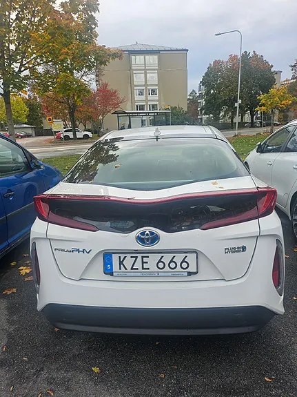Toyota Prius Plug-In Hybrid 2017 photo 2