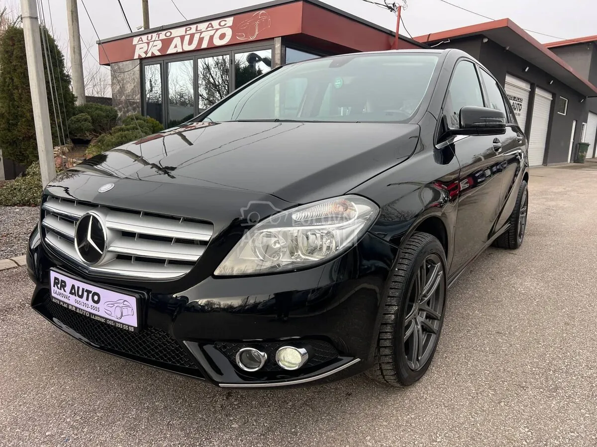 Mercedes-Benz B 180