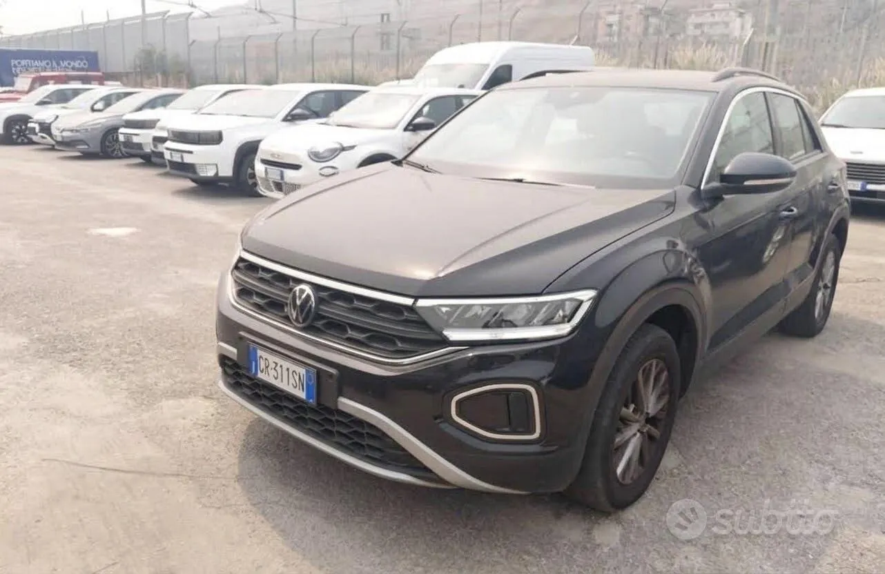 Volkswagen T-Roc 2023 photo 2