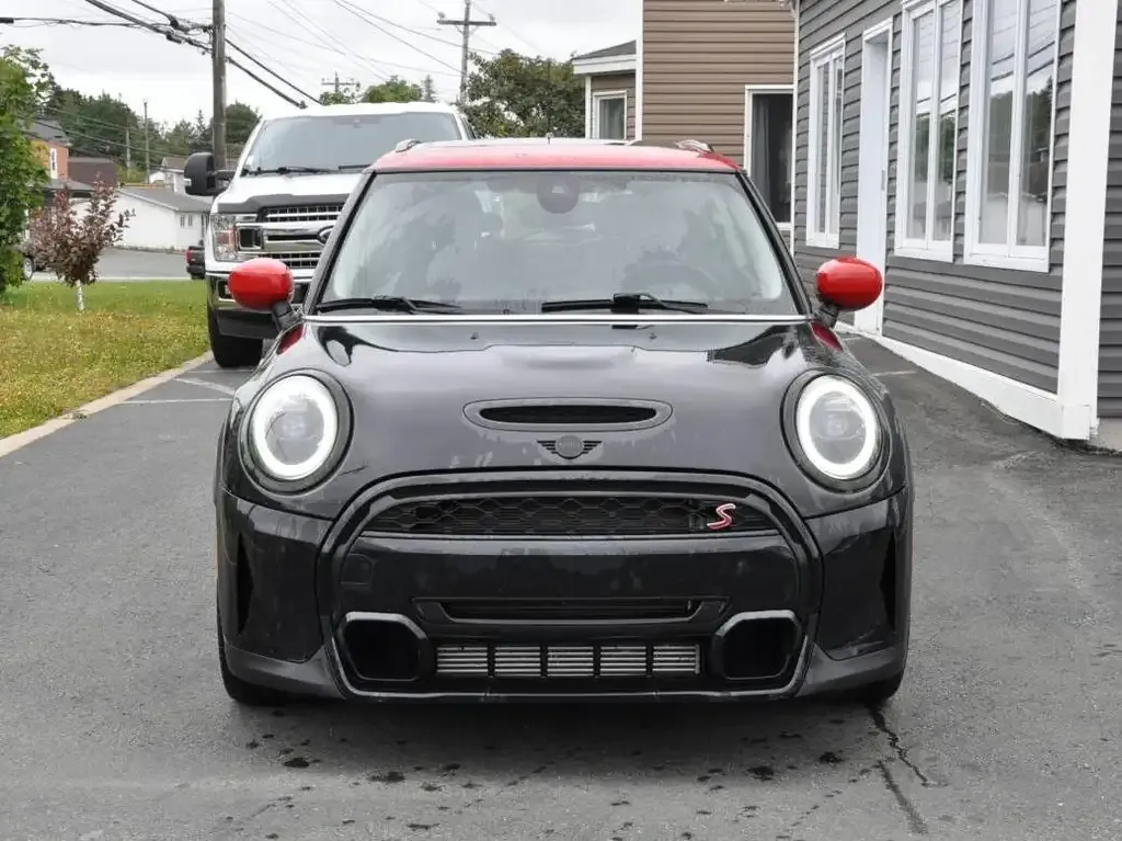 Mini 3 Door 2024 photo 2