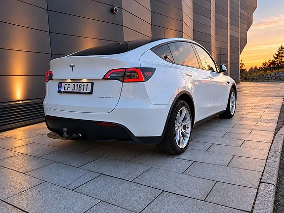 Tesla Model Y 2023 photo 2