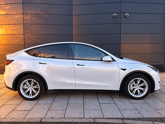 Tesla Model Y 2023 photo 4