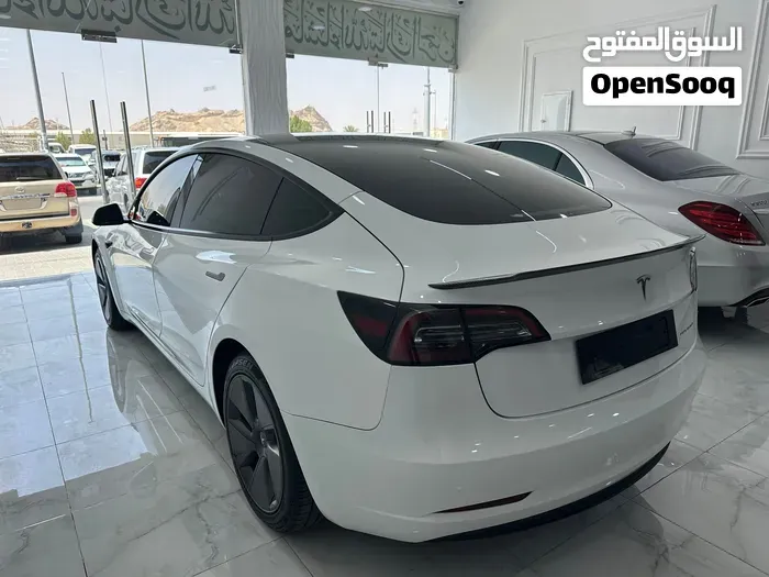 Tesla Model 3 2023 photo 2