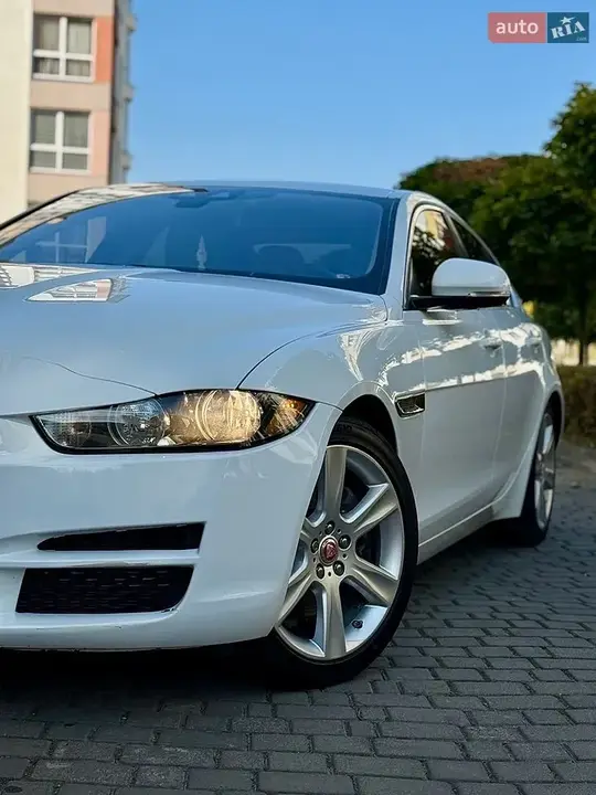 Jaguar Xe 2016 photo 4