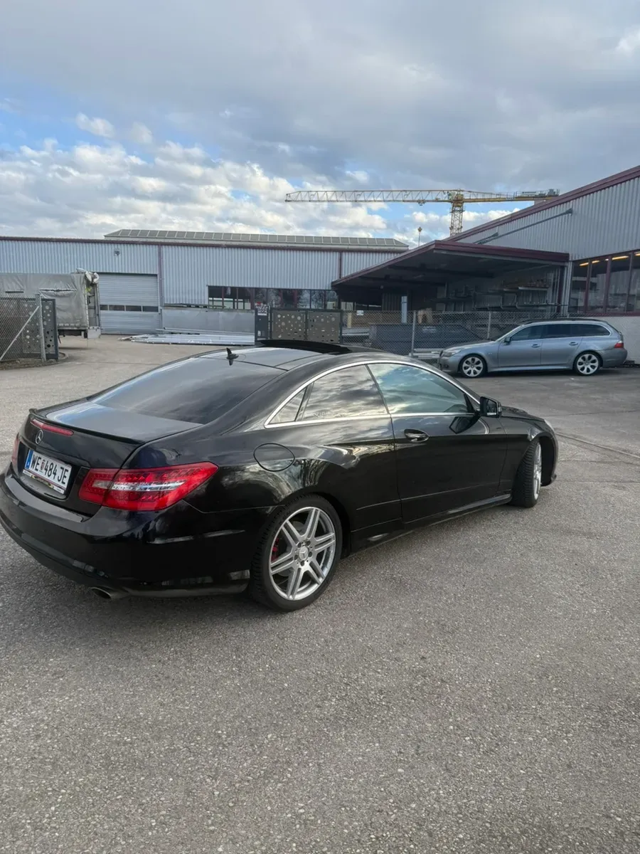 Mercedes-Benz E-Class 2011 photo 2