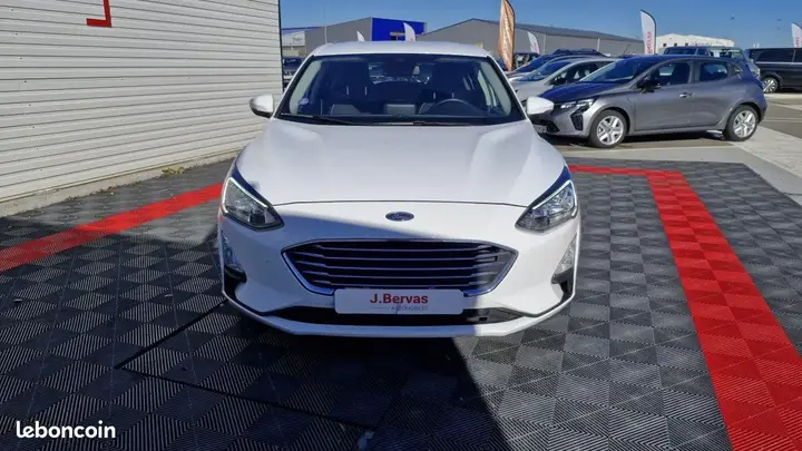 Ford Focus 2022 photo 2