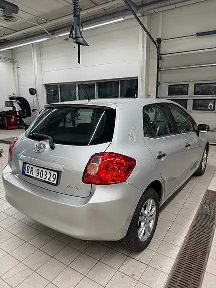Toyota Auris 2010 photo 2