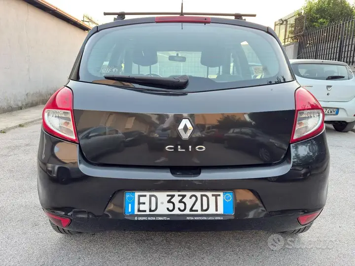 Renault Clio 2010 photo 2