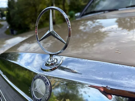 Mercedes-Benz 230 1983 photo 2