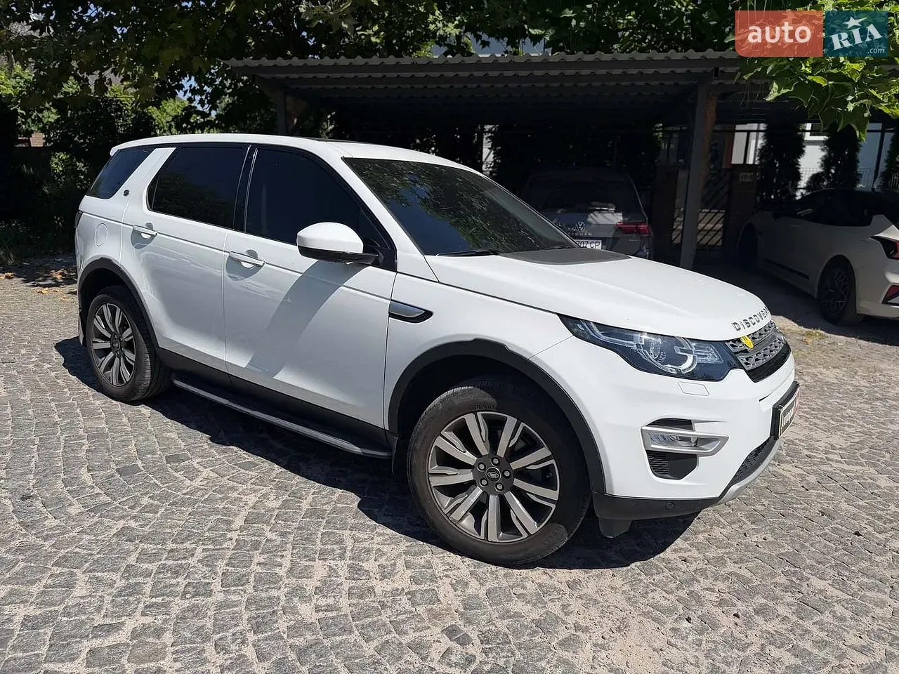Land Rover Discovery 2017 photo 2