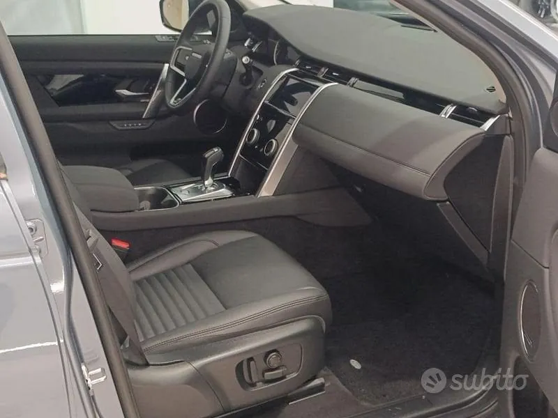 Land Rover Discovery Sport 2023 photo 3