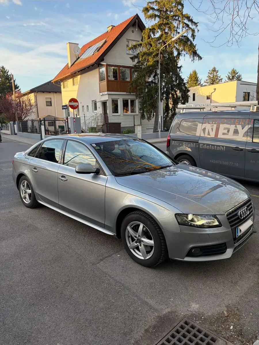 Audi A4 2011 photo 2