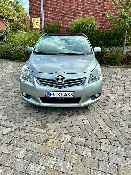 Toyota Verso 2011 photo 2