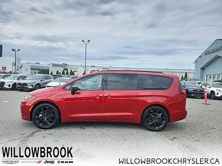 Chrysler Pacifica 2024 photo 2