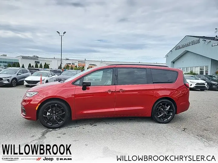 Chrysler Pacifica 2024 photo 3