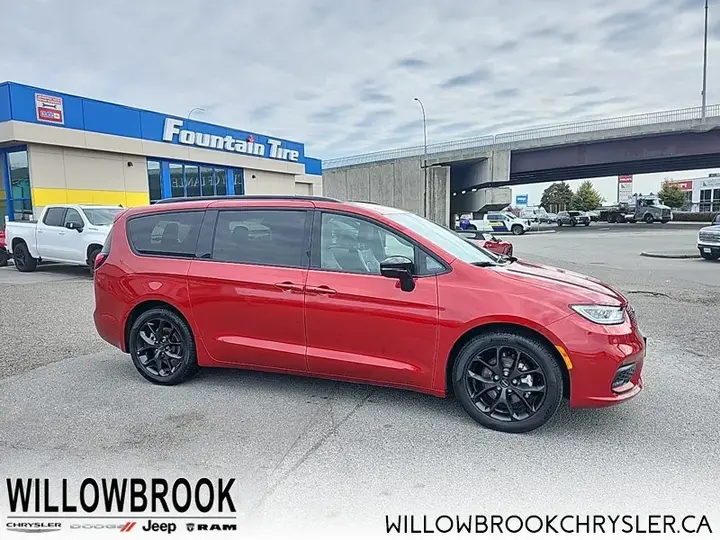 Chrysler Pacifica 2024 photo 5