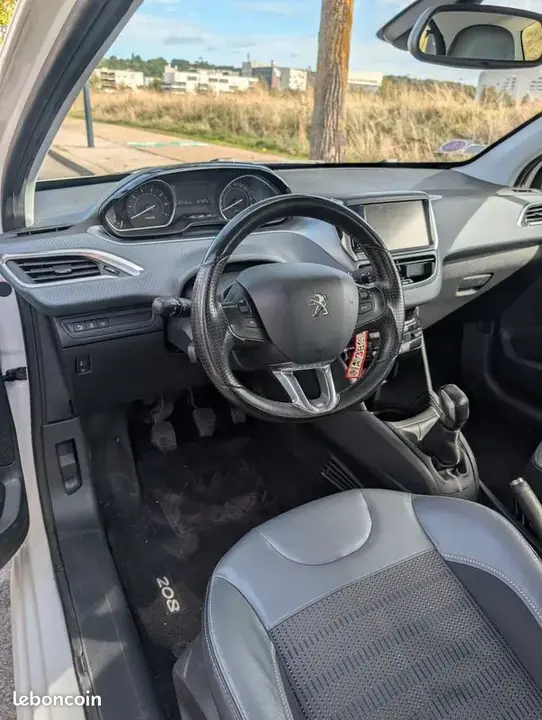 Peugeot 208 2016 photo 3