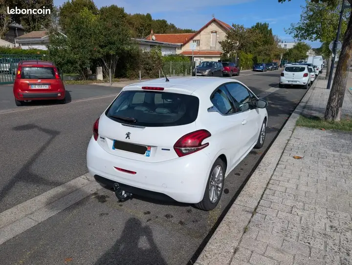 Peugeot 208 2016 photo 2