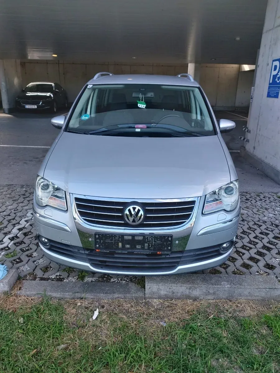 Volkswagen Touran 2010 photo 2