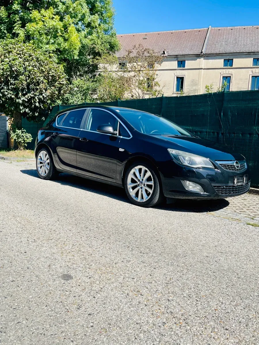 Opel Astra 2011 photo 2