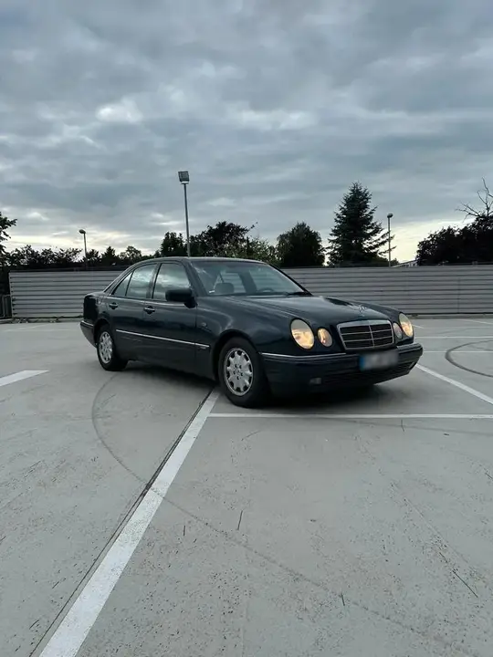 Mercedes-Benz W210