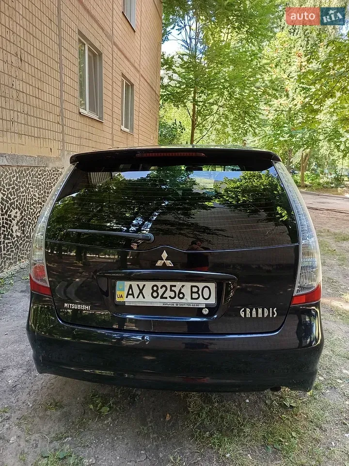 Mitsubishi Grandis 2008 photo 3