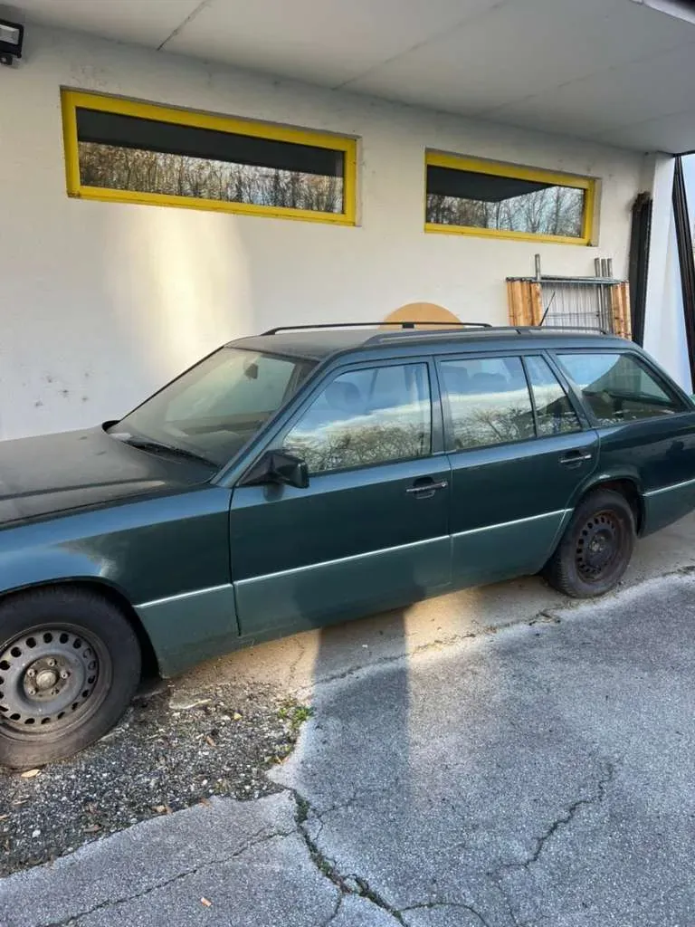 Mercedes-Benz Eklasse 1990 photo 3