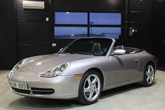 Porsche 911 Carrera 4 2001 photo 2