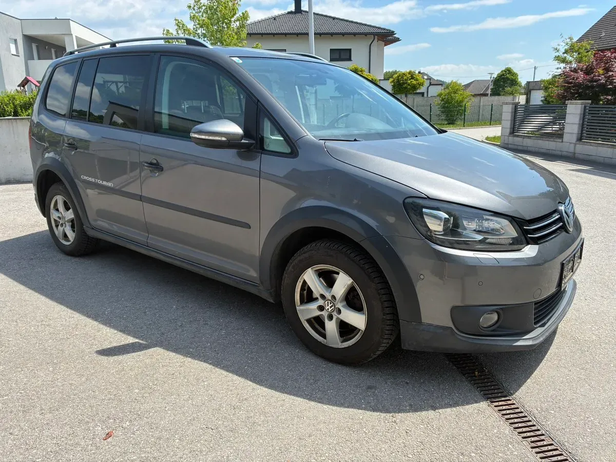 Volkswagen Touran Cross 2011 photo 2