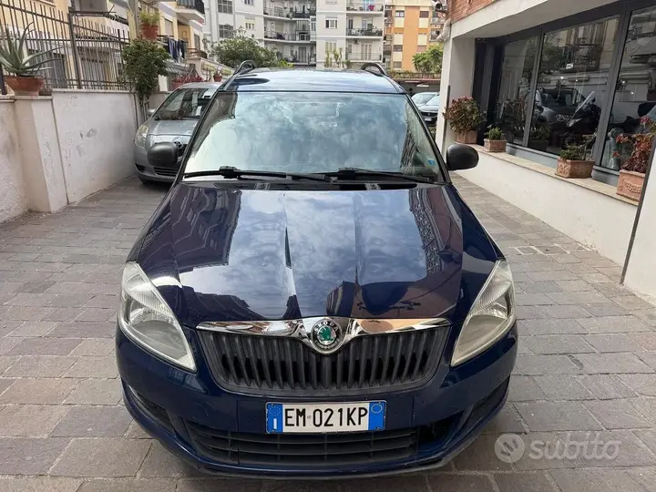 Skoda Roomster 2012 photo 2