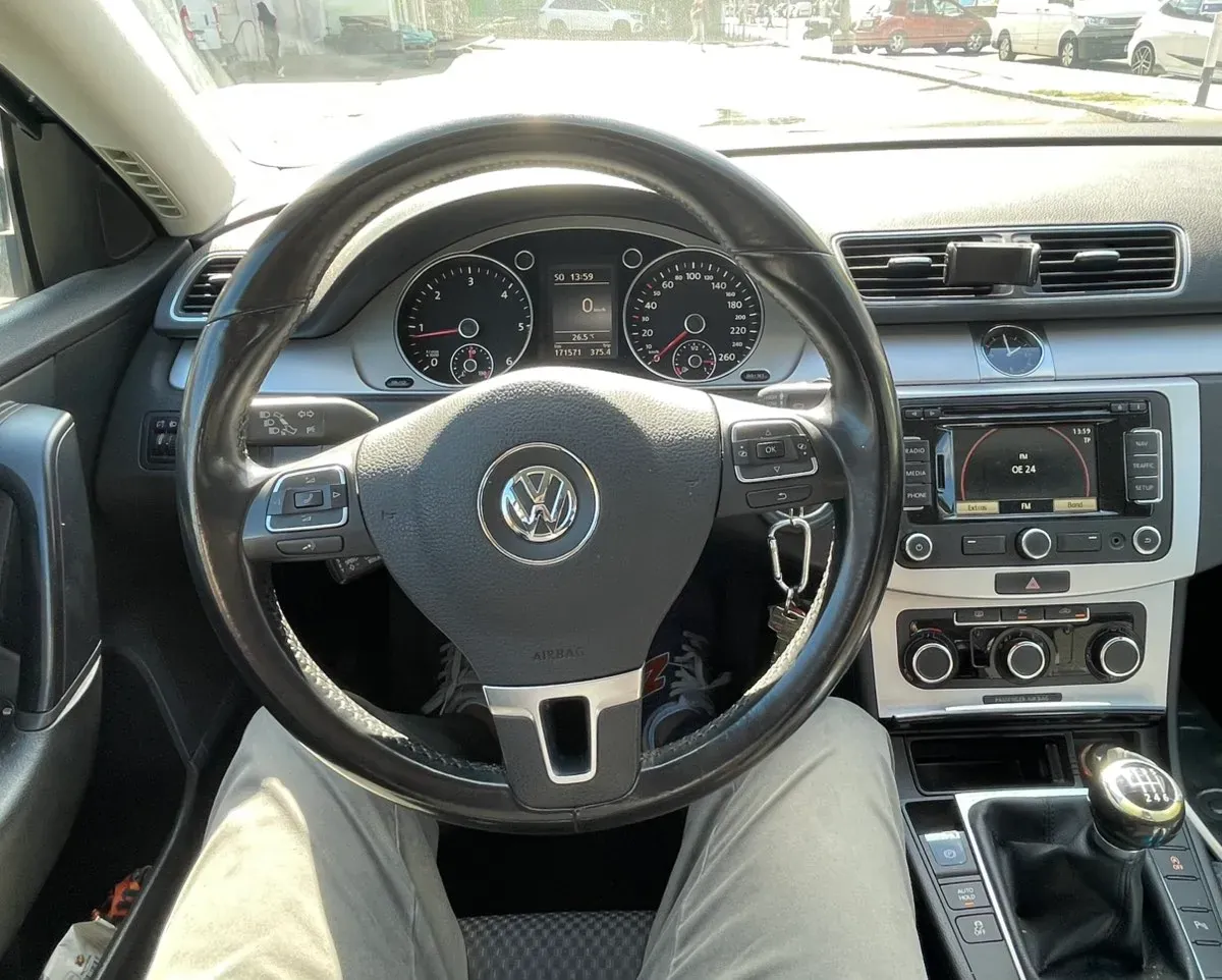 Volkswagen Passat 2012 photo 2