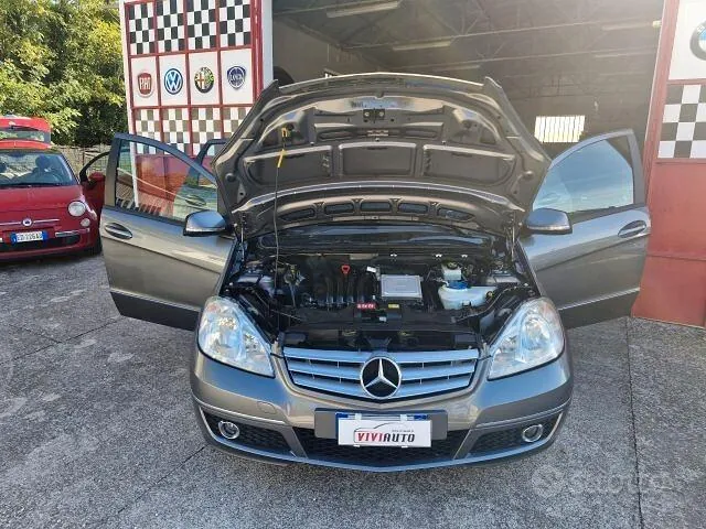 Mercedes-Benz A 160 2010 photo 2
