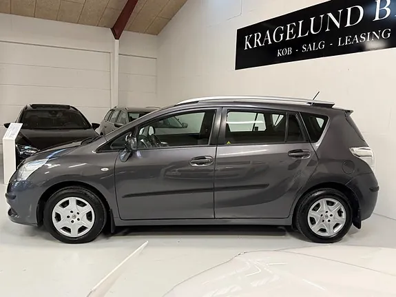 Toyota Verso 2010 photo 2