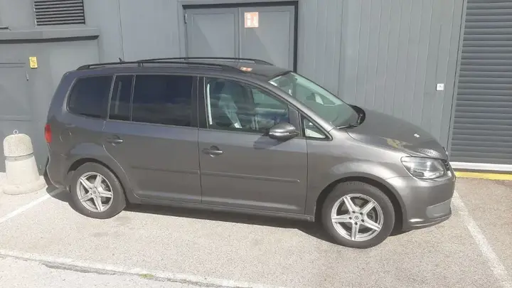Volkswagen Touran 2011 photo 3
