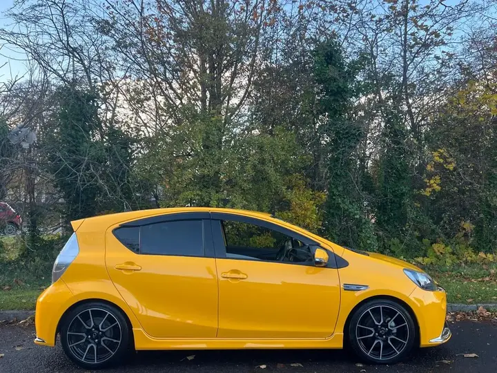 Toyota Aqua 2014 photo 2