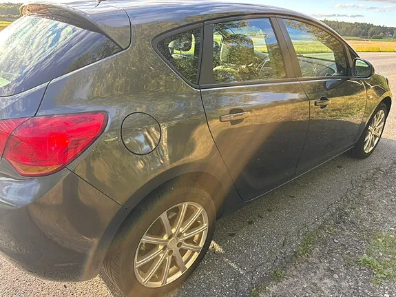 Opel Astra 2011 photo 3
