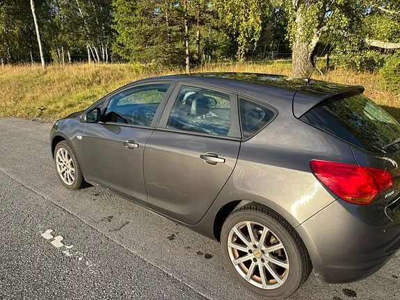 Opel Astra 2011 photo 2