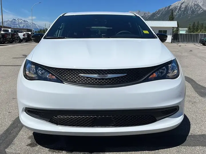 Chrysler Grand Caravan 2027 photo 2