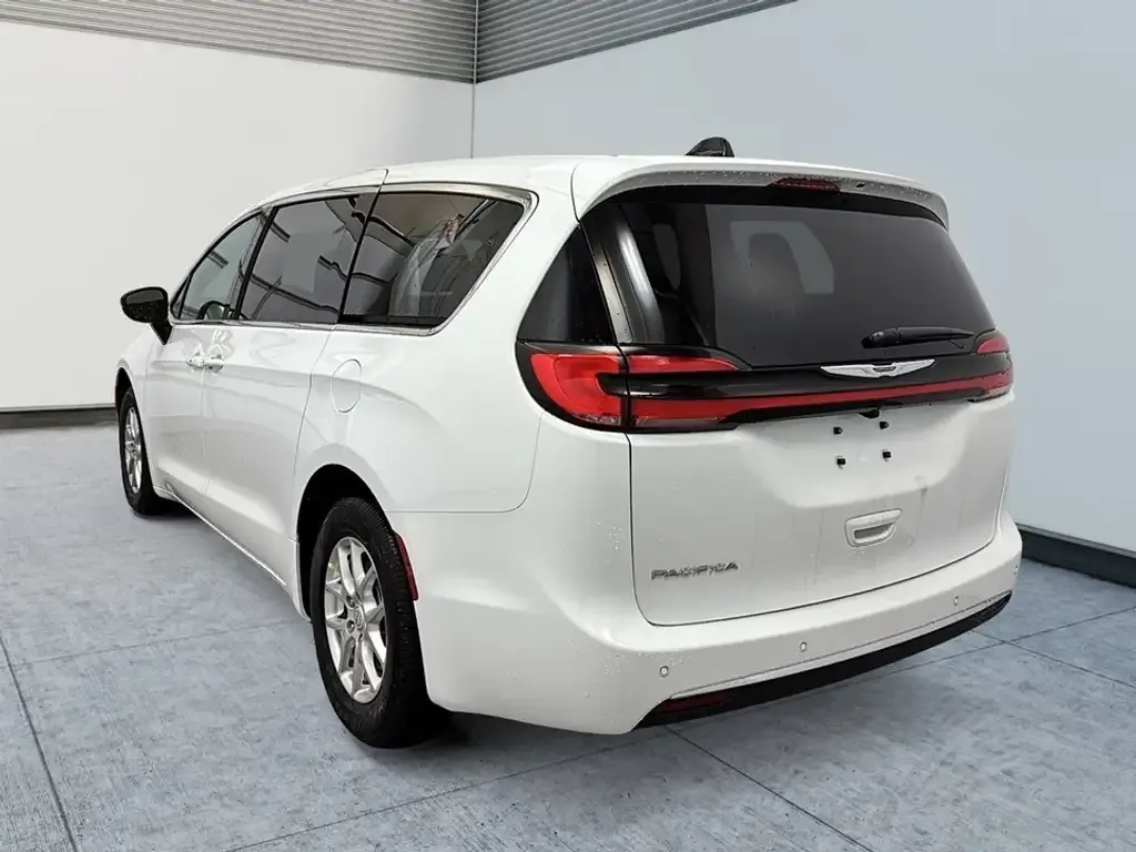 Chrysler Pacifica 2026 photo 5