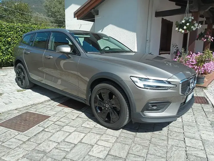Volvo V60 2021 photo 2
